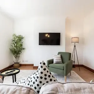  Holiday home Metropolitan - 2 Bed, Private Parking Apartment, Great Commercial From Stay!