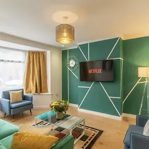  Holiday home Bright, Cosy - 3 Beds, Parking, Virgin Wifi, Modern